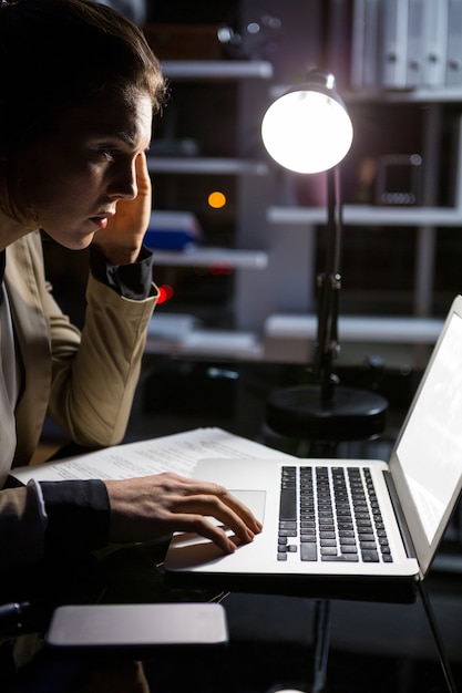 Zakenvrouw die op laptop werkt