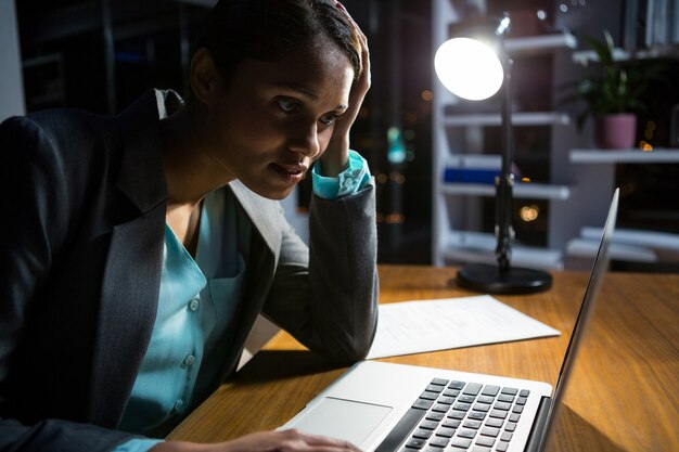 Zakenvrouw die op laptop werkt