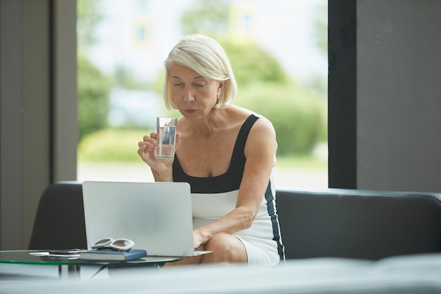 Zakenvrouw die op laptop werkt