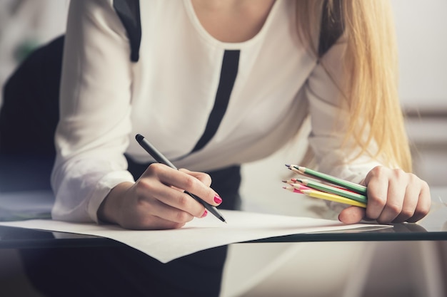 Zakenvrouw die papierwerk doet