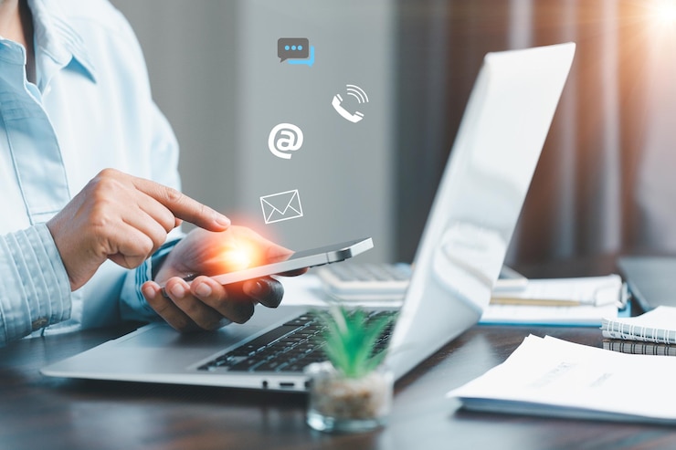 Foto zakenvrouw die telefoon gebruikt en contactpictogrammen op het virtuele scherm aanraakt, zoals e-mailadres, livechat, internet, wifi, neem contact met ons op of de hotline van de klantenondersteuning, mensen maken verbinding met cyberspace