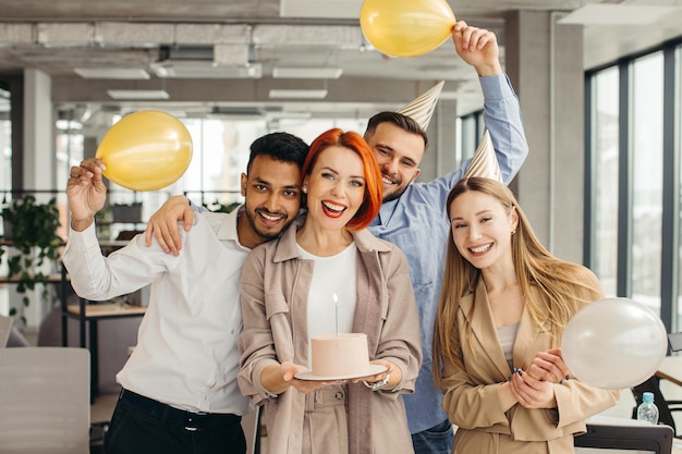 Foto zakenvrouw die verjaardag viert en een feestje geeft met collega's in haar kantoor