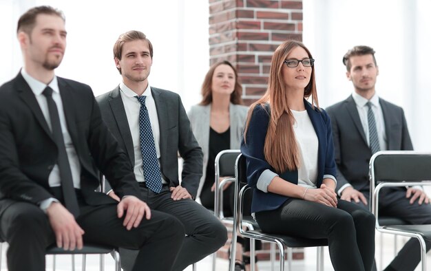 Zakenvrouw die vragen stelt tijdens seminar