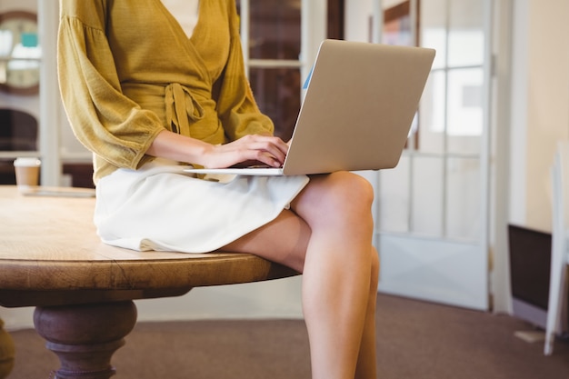 Zakenvrouw die zich voordeed op haar bureau