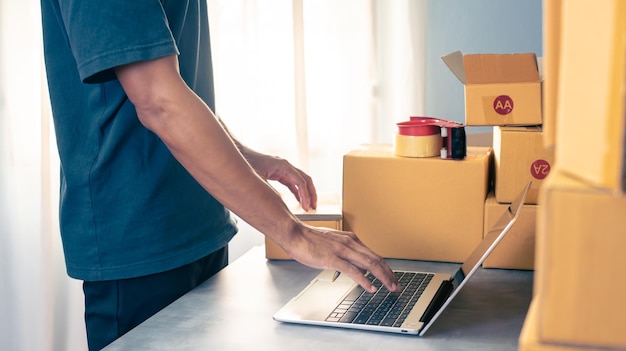 Foto zakenvrouw eigenaar van mkb online product op voorraad controleren en thuiswerken op computer opslaan