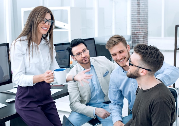 Zakenvrouw en business team praten tijdens werkpauze