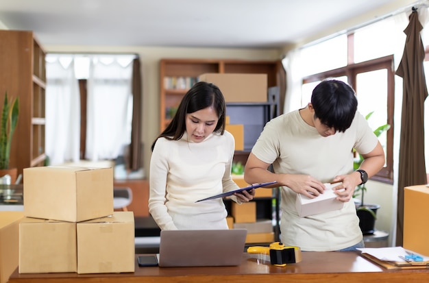 zakenvrouw en man aan het werk vanuit huis