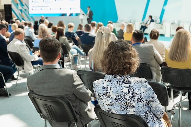 Zakenvrouw en mensen luisteren op de conferentie bedrijfstrainingsconcept