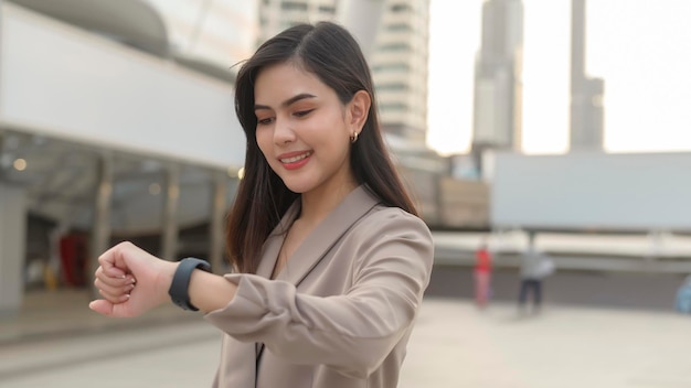 Zakenvrouw gebruikt Smart Watch in Modern City Business Technology City Lifestyle concept