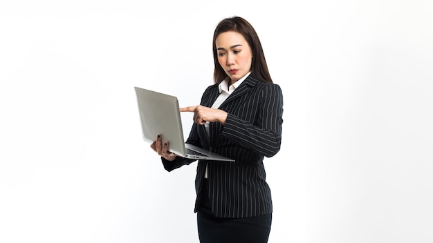 Foto zakenvrouw geleerde vrouw leraar vrouw leraar vrouw secretaresse vrouw vrouw holding smartphone holding laptop gebaar