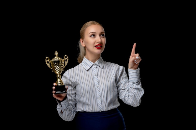 Zakenvrouw gelukkig schattig jong meisje met trofee met rode lippenstift in kantoor outfit