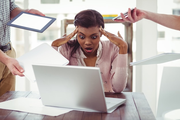 Zakenvrouw gestrest op het werk