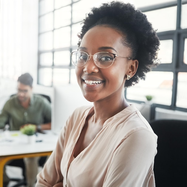 Zakenvrouw glimlach en portret van gelukkige creatieve werknemer klaar voor kantoorwerk Jonge webdesigner en geluk van een professionele zwarte vrouw op de werkplek van een uitzendbureau met team