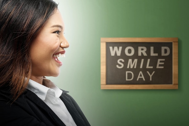 Zakenvrouw glimlach expressie tonen Gelukkig glimlach gezicht World Smile Day concept