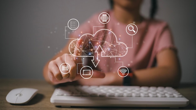 Zakenvrouw hand werken met een Cloud Computing-diagram op de nieuwe computerinterface als concept