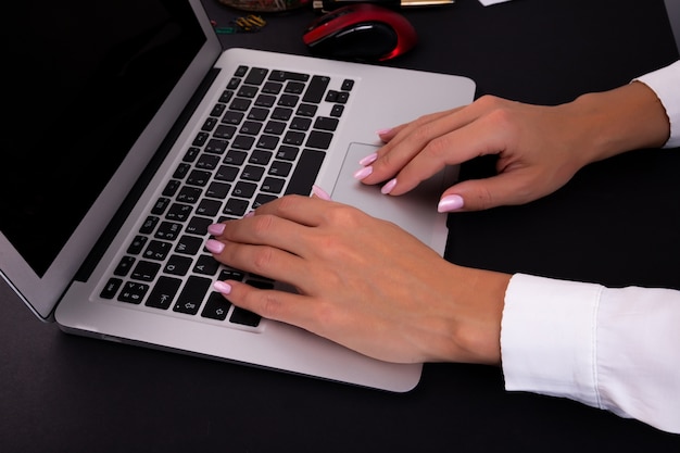 Zakenvrouw handen met behulp van een laptop
