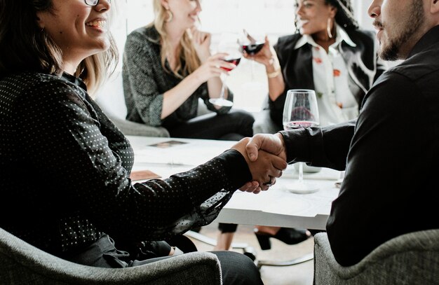 Zakenvrouw handen schudden met een partner