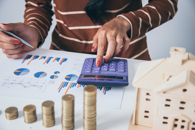 Zakenvrouw herziening van financiële gegevens, met behulp van calculator