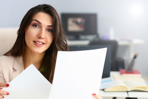 zakenvrouw in beige pak met documenten