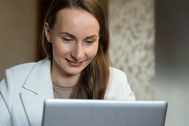 Zakenvrouw in een witte jas werken met digitale tablet op tafel in vergaderruimte