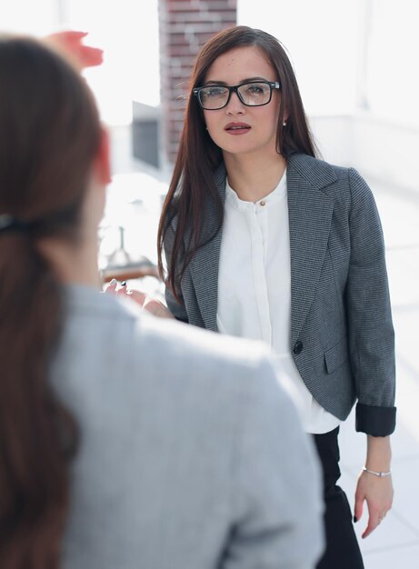 Zakenvrouw in gesprek met een kantoormedewerker