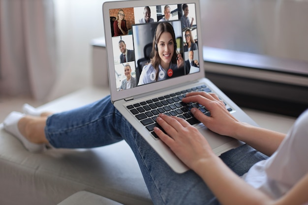 Zakenvrouw in gesprek met haar collega's in videoconferentie