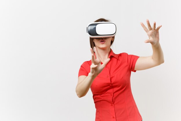 Zakenvrouw in headset van virtual reality op hoofd aanraken iets als druk op de knop of wijzend op zwevend virtueel scherm geïsoleerd op een witte achtergrond. Onderwijstoekomst in middelbare schoolconcept.