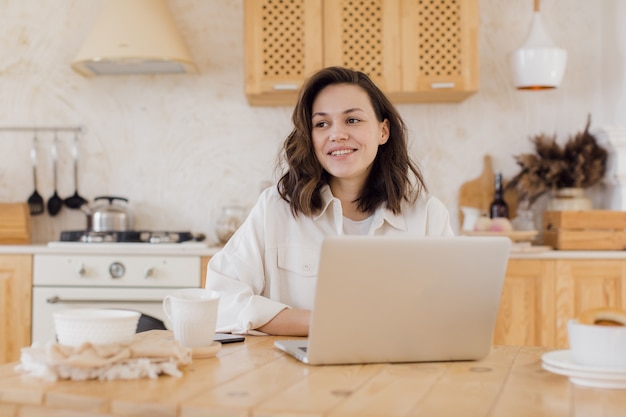 Zakenvrouw in het hebben van een videochat op laptop op afstand werken of studeren vanuit huis