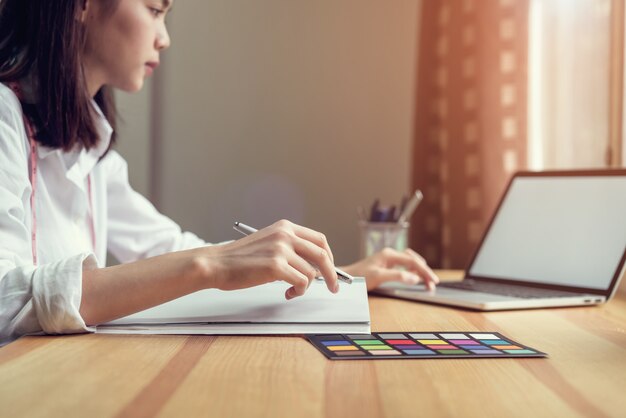 Zakenvrouw in office in casual shirt. gebruik de computer voor grafisch ontwerper.