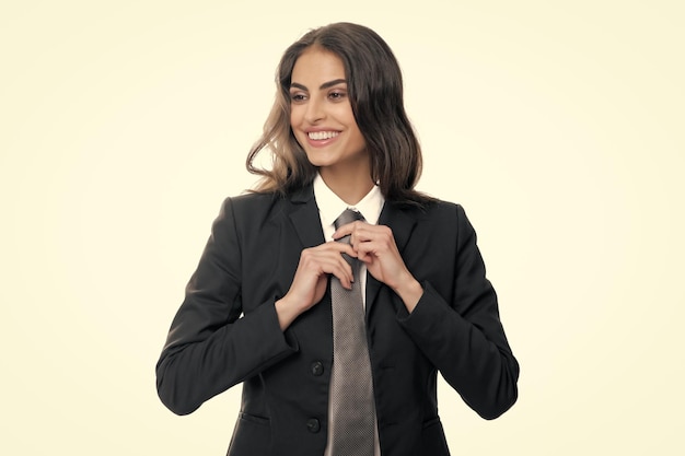 Foto zakenvrouw in pak en stropdas zelfverzekerde vrouwelijke ondernemer zakenvrouw correcte stropdas voorbereiden op zakelijke bijeenkomst portret van aantrekkelijke elegante vaststelling pak geïsoleerd op witte achtergrond
