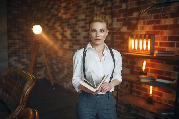 Zakenvrouw in strikte kleding vormt met boek