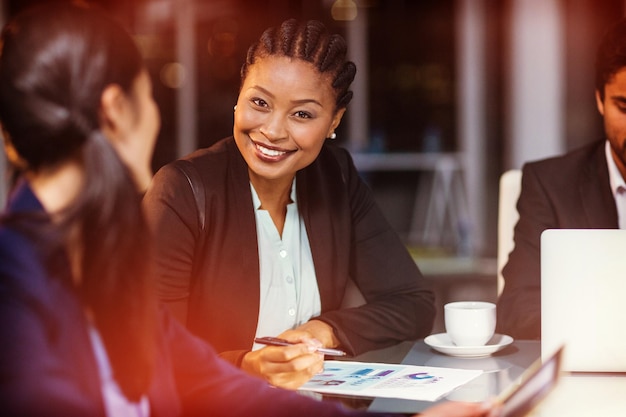 Zakenvrouw interactie met een collega