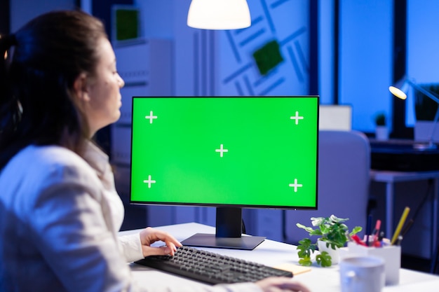 Zakenvrouw kijken naar groen scherm monitor van computer zit aan bureau tijdens online webconferentie desk