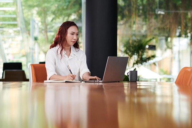 Zakenvrouw Kijken Naar Online Presentatie