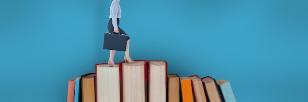 Foto zakenvrouw klimmen boeken met blauwe achtergrond