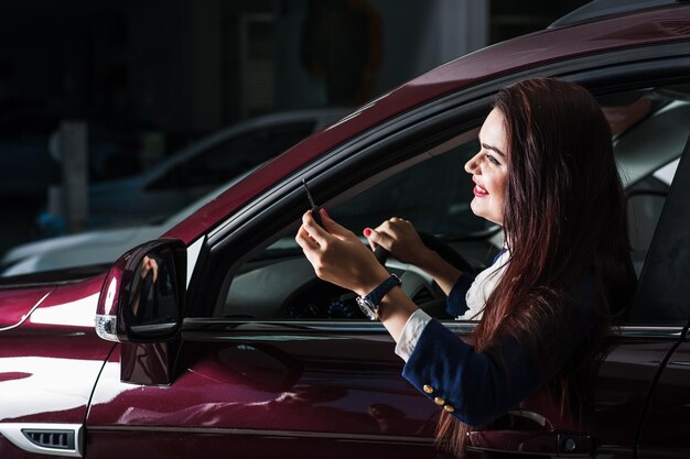 Zakenvrouw kocht een dure auto