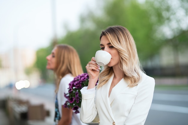 zakenvrouw koffie drinken op straat