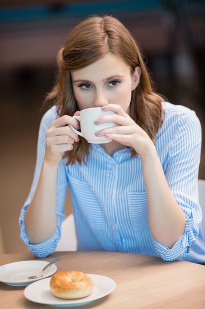 Zakenvrouw kopje koffie drinken