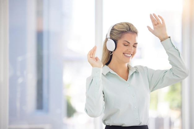 Zakenvrouw koptelefoon en dans op kantoor ontspannen of vieren succes Vrouwelijke ondernemer ceo en dame met koptelefoon voor muziek audio of radio voor stressverlichting dansen of glimlachen op de werkplek