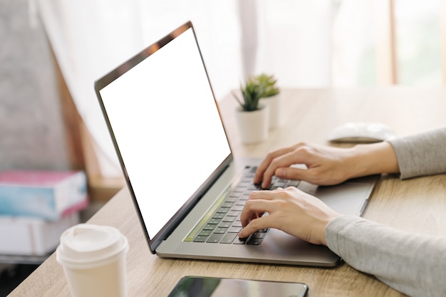 Zakenvrouw laptopcomputer typen op houten tafel