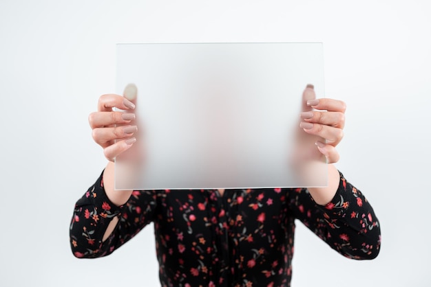 Zakenvrouw leeg bordje te houden en het maken van belangrijke aankondiging vrouw dragen bloemen tshirt weergegeven: bord presenteren nieuwe ideeën voor marketing van het bedrijf