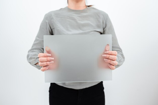 Zakenvrouw leeg plakkaat te houden en belangrijke verkoopgegevens te presenteren vrouwelijke werknemer dragen Smart Casual en met Banner In handen reclame voor het bedrijf