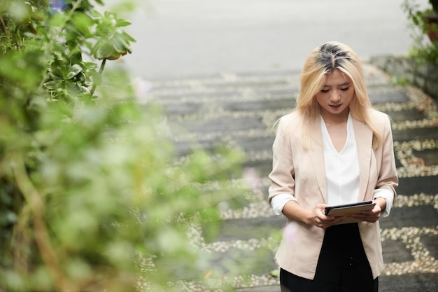 Zakenvrouw lezing artikel op tablet