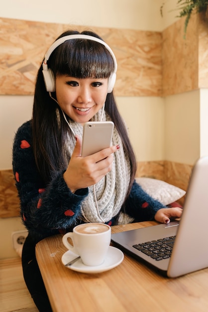 Zakenvrouw luisteren muziek in de Coffee Shop. Bedrijfsconcept