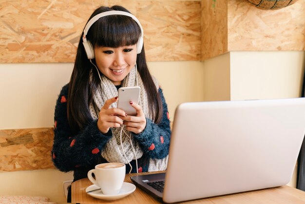 Zakenvrouw luisteren muziek in de Coffee Shop. Bedrijfsconcept