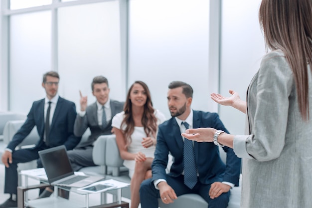 Zakenvrouw maakt een presentatie voor het zakelijke team