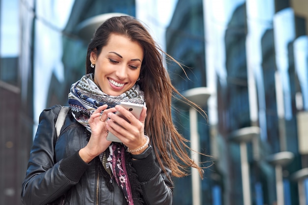 zakenvrouw met behulp van de telefoon