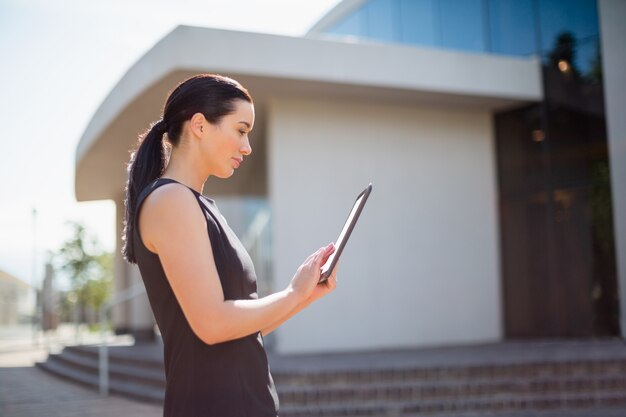 Zakenvrouw met behulp van digitale tablet