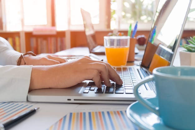 Zakenvrouw met behulp van een laptop computer.