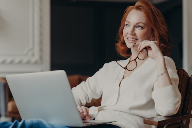 Zakenvrouw met behulp van een laptop